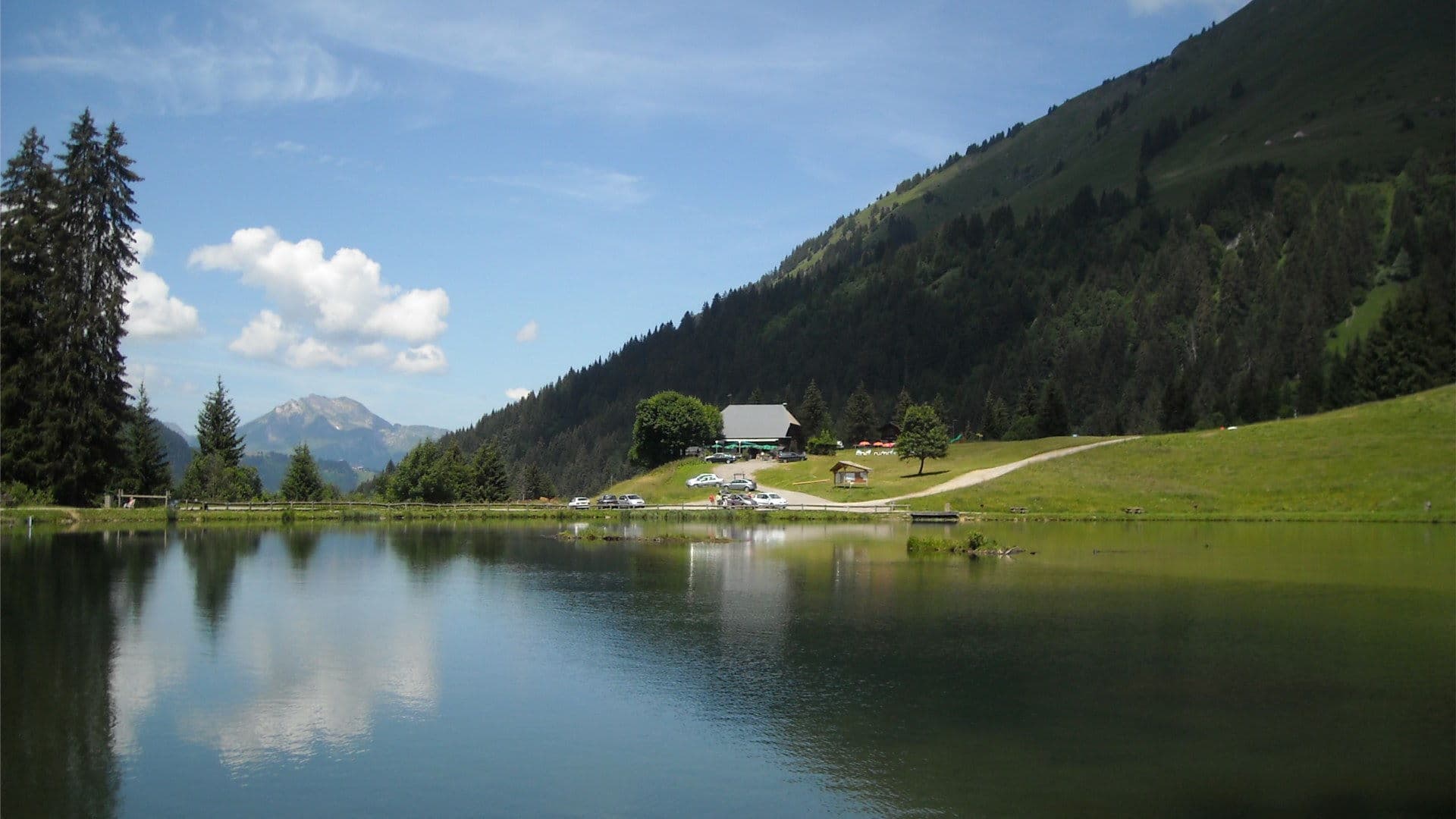 Image du lac et du restaurant
