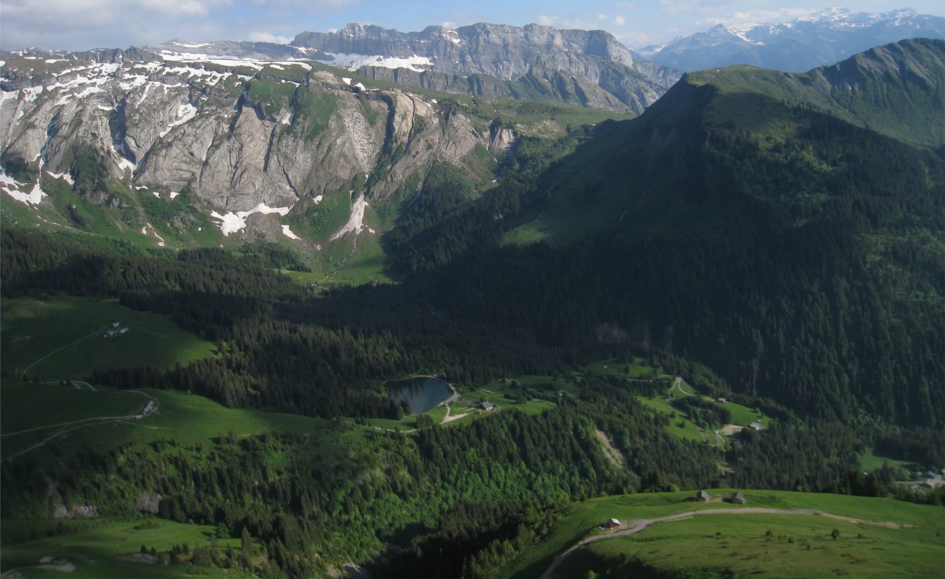 Image aérienne de la montagne